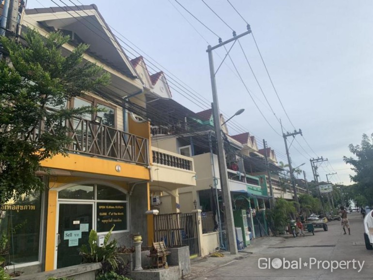 image 1 GPPB0126 Shophouse in great location for sale, Central Jomtien!