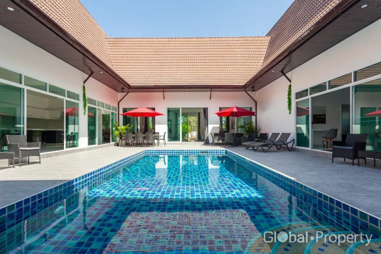 image 12 GPPH1180 Very large private Villa with pool for sale in East Pattaya