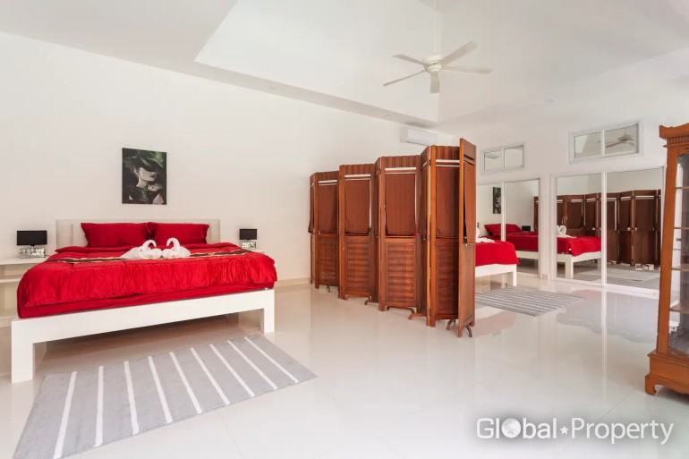 image 32 GPPH1180 Very large private Villa with pool for sale in East Pattaya