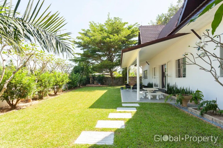 image 2 GPPH1180 Very large private Villa with pool for sale in East Pattaya