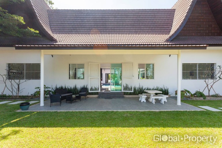 image 3 GPPH1180 Very large private Villa with pool for sale in East Pattaya