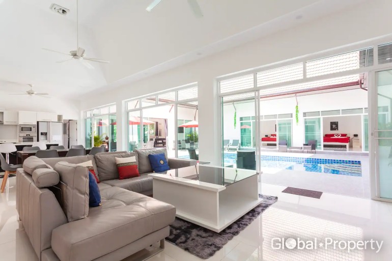 image 27 GPPH1180 Very large private Villa with pool for sale in East Pattaya