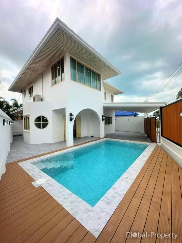 image 1 GPPH1320 Beautiful Villa for sale, 500 m from the beach, Na-Jomtien!
