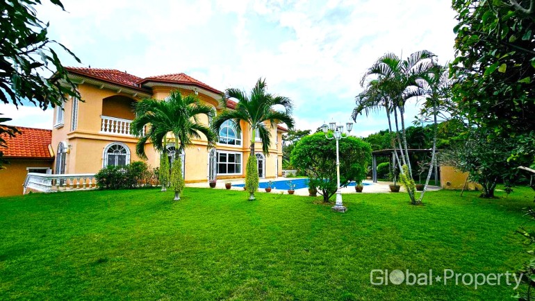 image 2 GPPH1694 Great pool villa with large garden