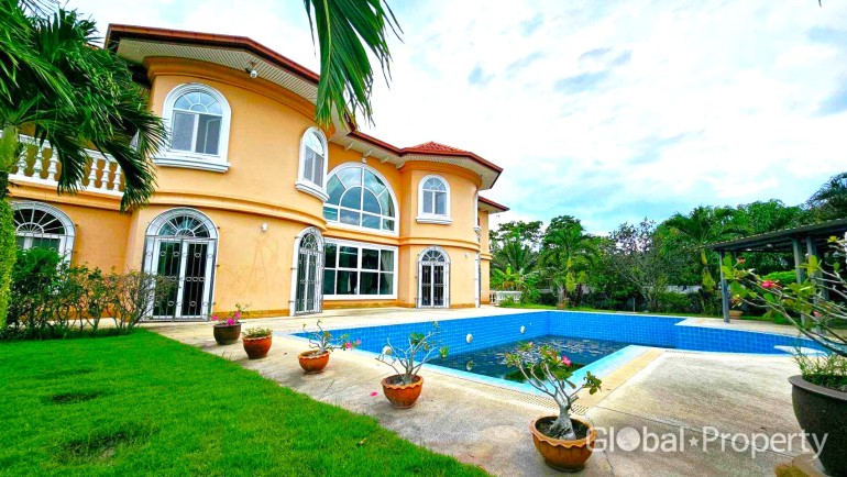 image 1 GPPH1694 Great pool villa with large garden