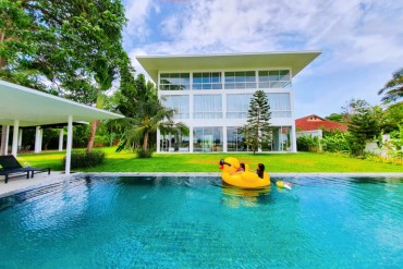 GPPH0700  Luxury Ultimate Lakefront Mansion