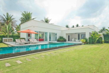 GPPH0715  High quality pool villa on a large plot