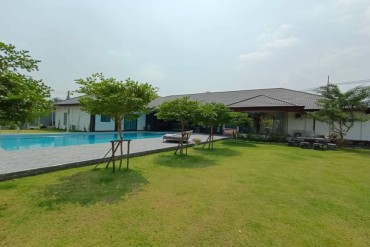image 19 GPPH1350 Beautiful large house with swimming pool
