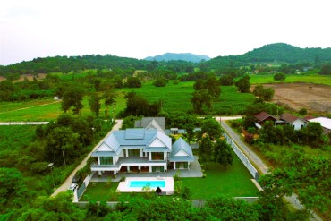 image 16 GPPH1662 Large 2-storey house with mountain and nature view