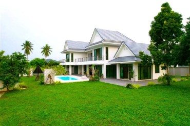 image 16 GPPH1662 Large 2-storey house with mountain and nature view