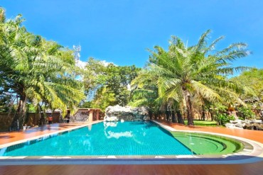 image 26 GPPH1744 Exklusiv klassische Poolvilla mit weitlaeufigem Garten
