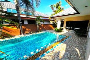 GPPH1765  Corner house with private pool for sale