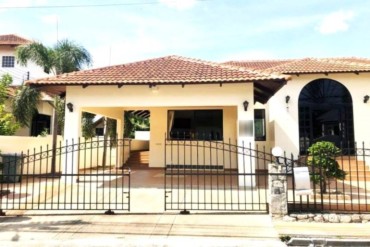GPPH1847  1 Storey house with swimming pool for rent